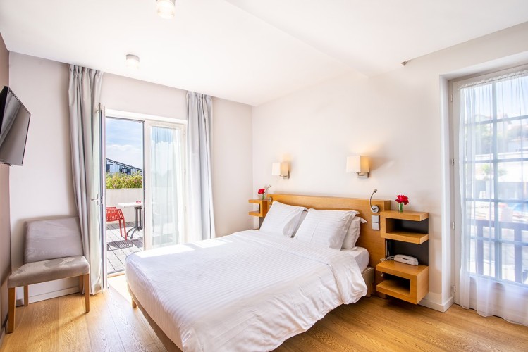 Chambre-Classique-Terrasse-104-Côté-Village-Hotel-Bidart