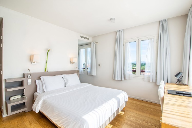 Classique-Terrasse-102-Côté-Montagne-Hôtel-Itsas-Mendia-Côte-Basque